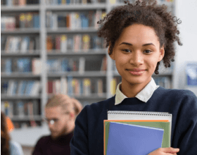 Élève dans une bibliothèque pour illustrer la digitalisation scolaire