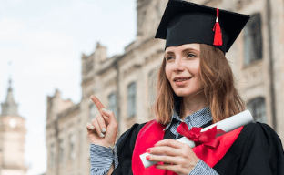 Étudiante diplômée illustrant une rentrée scolaire mieux suivie